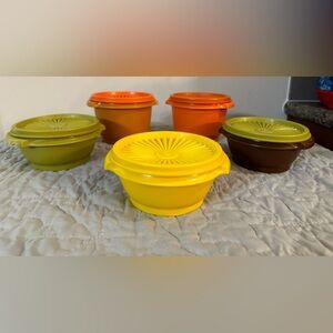 Vintage 1972 Tupperware Servalier Bowls w/ lids Harvest colors. 5 bowls total.